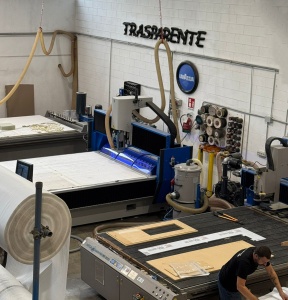 Machine de fraisage pour enseignes en relief, lumineuses, bifaces, découpées